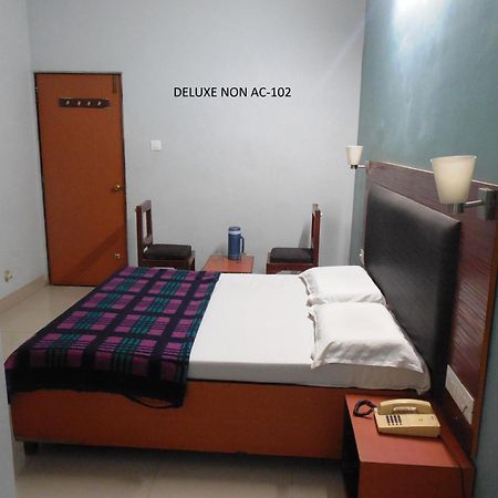Hotel Silver Springs 아흐메다바드 객실 사진