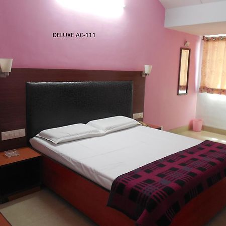 Hotel Silver Springs 아흐메다바드 외부 사진