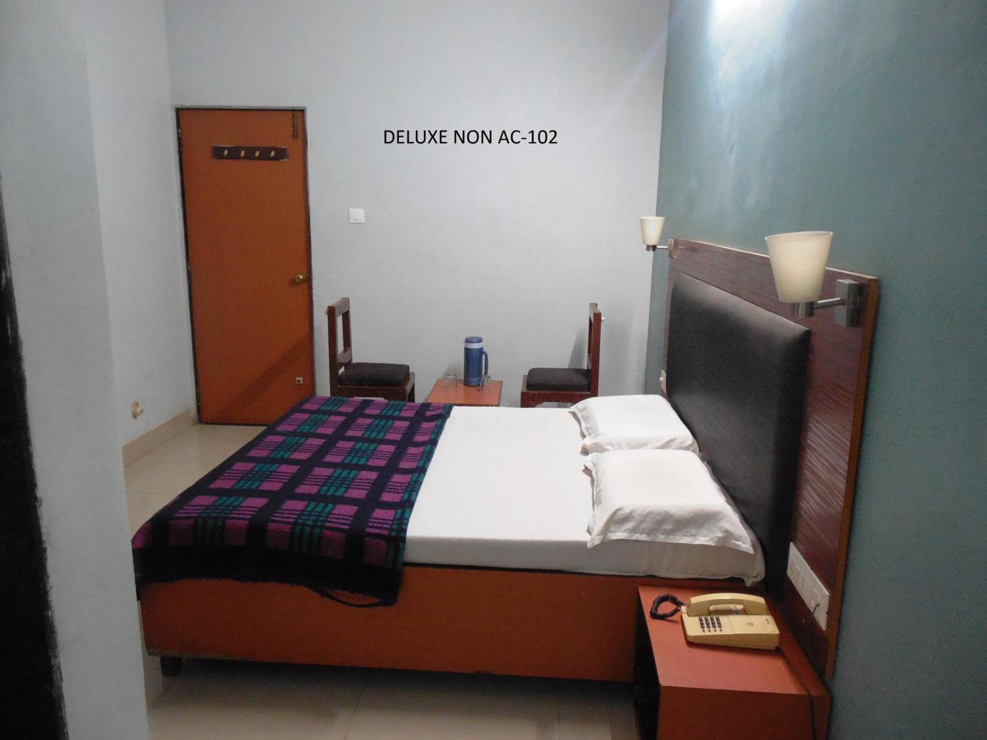 Hotel Silver Springs 아흐메다바드 객실 사진