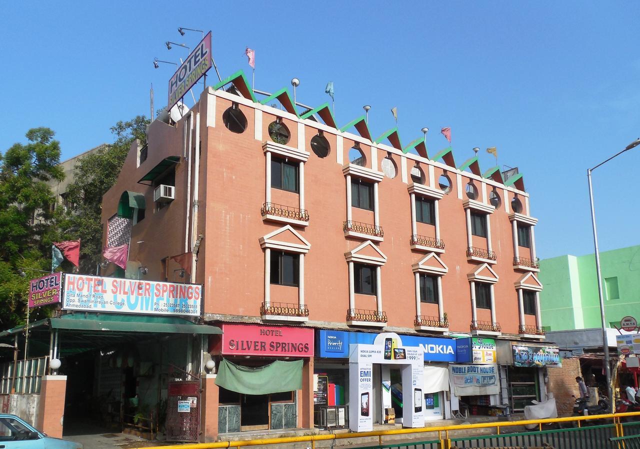 Hotel Silver Springs 아흐메다바드 외부 사진