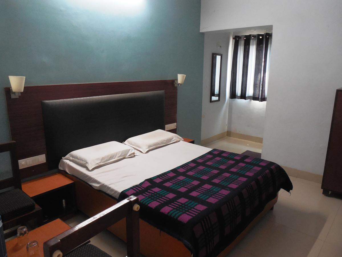 Hotel Silver Springs 아흐메다바드 외부 사진