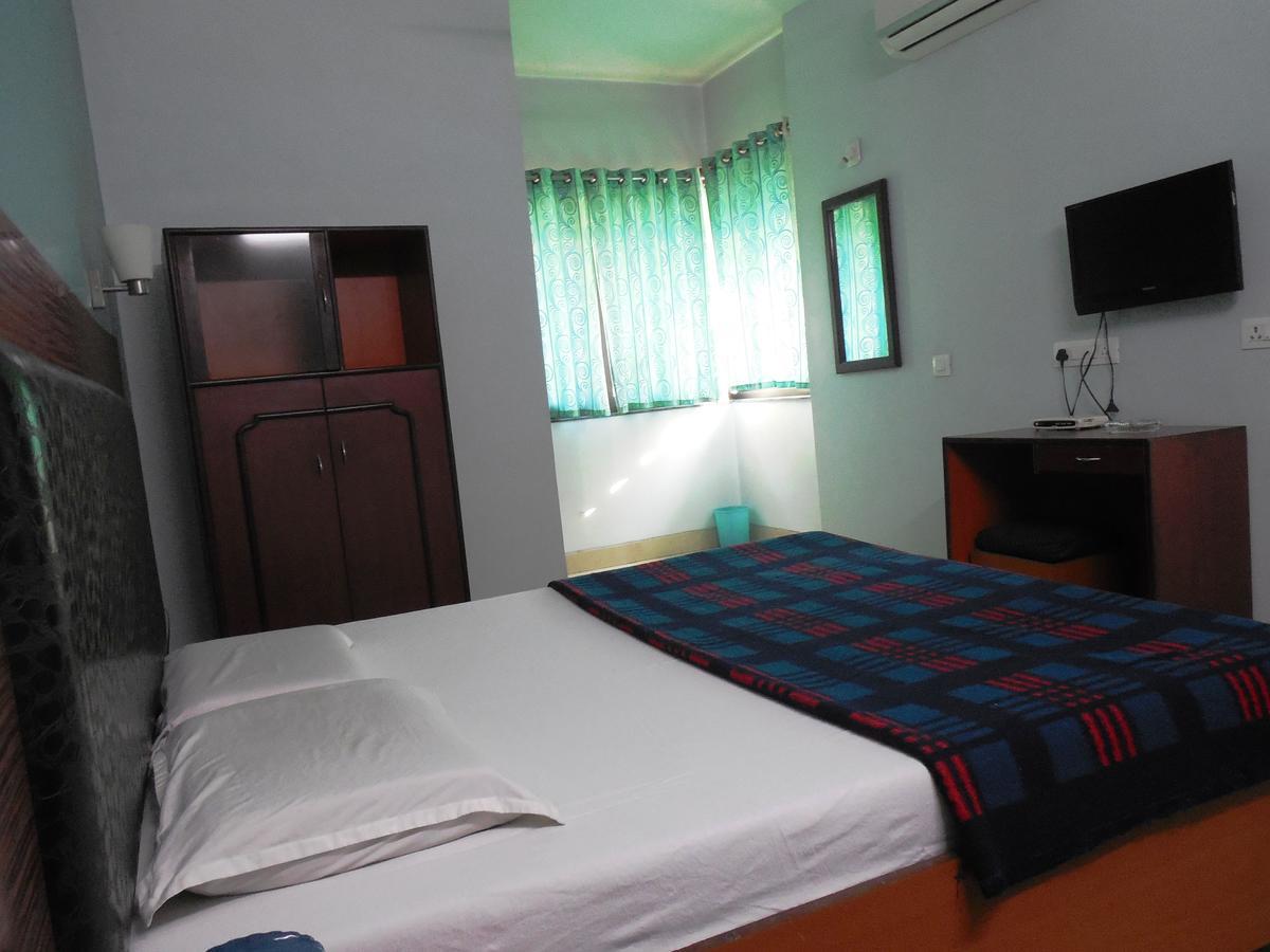 Hotel Silver Springs 아흐메다바드 외부 사진