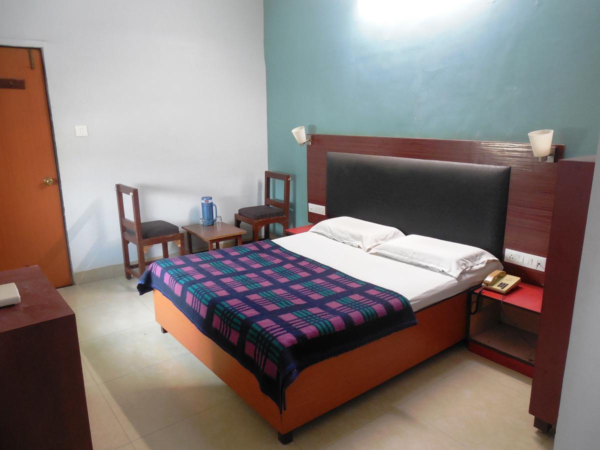 Hotel Silver Springs 아흐메다바드 외부 사진