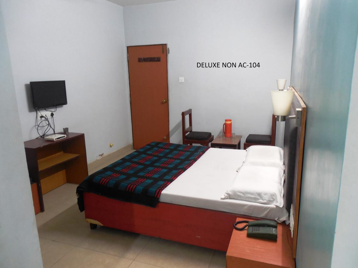 Hotel Silver Springs 아흐메다바드 외부 사진