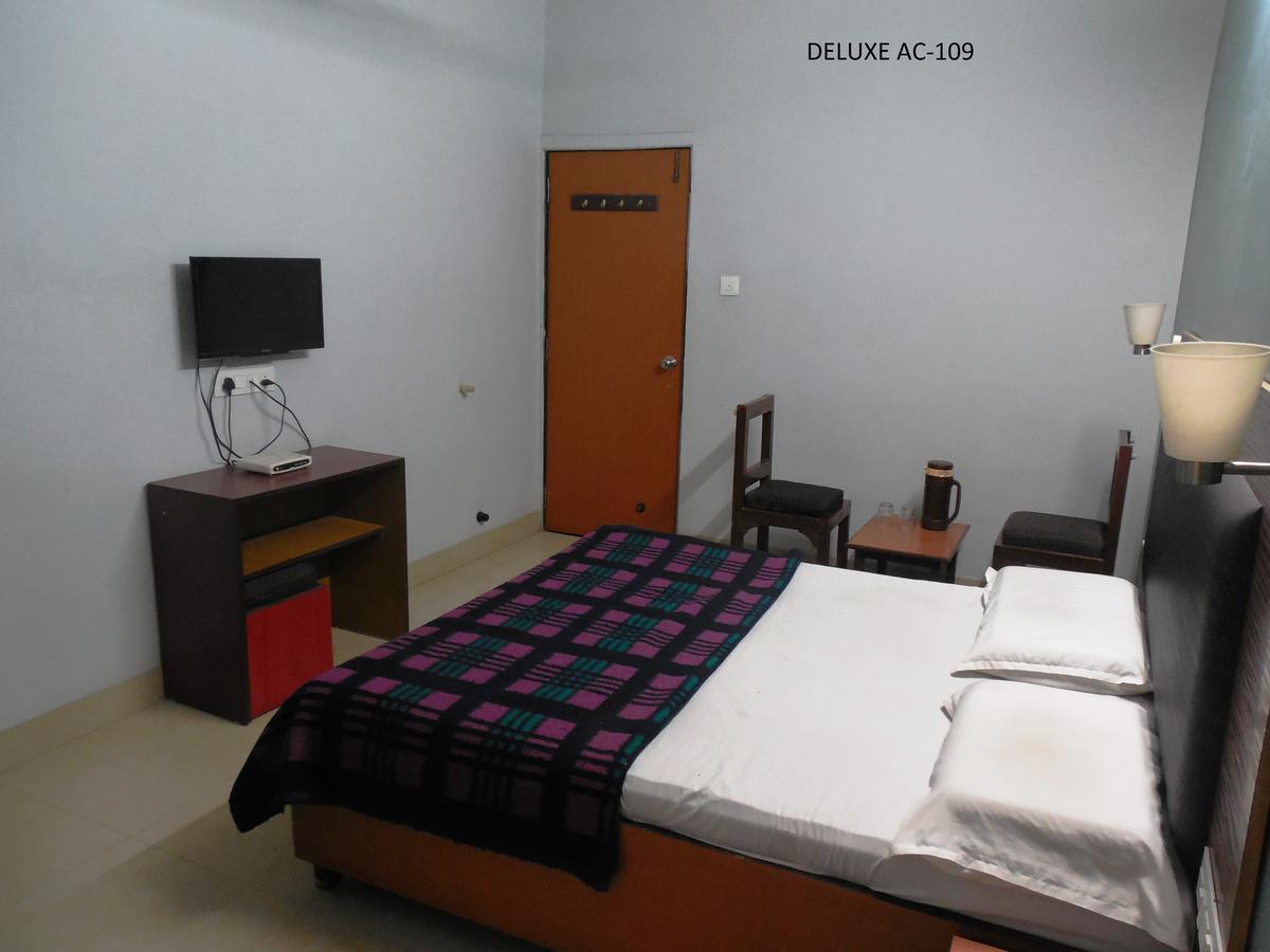 Hotel Silver Springs 아흐메다바드 외부 사진