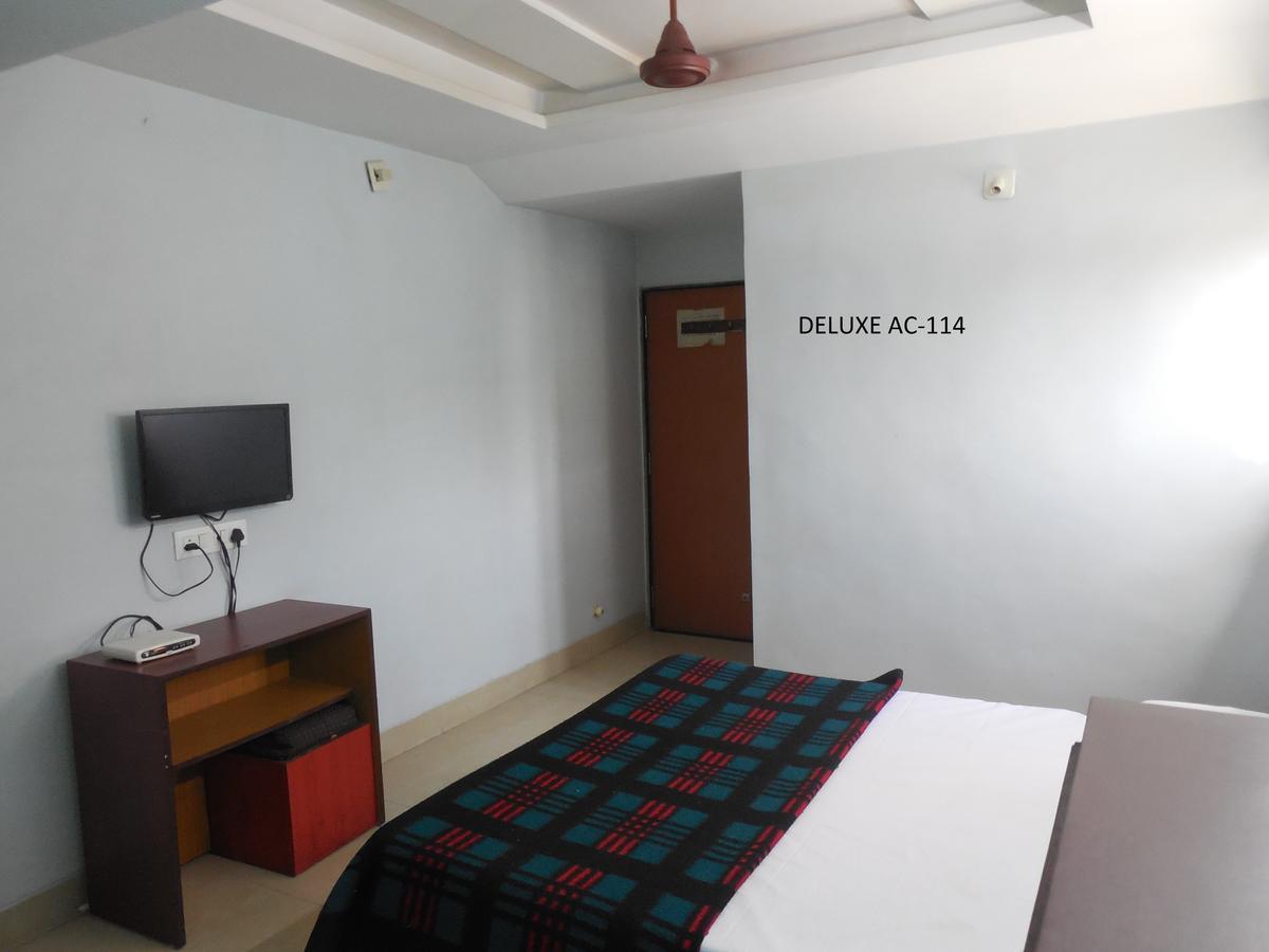 Hotel Silver Springs 아흐메다바드 외부 사진