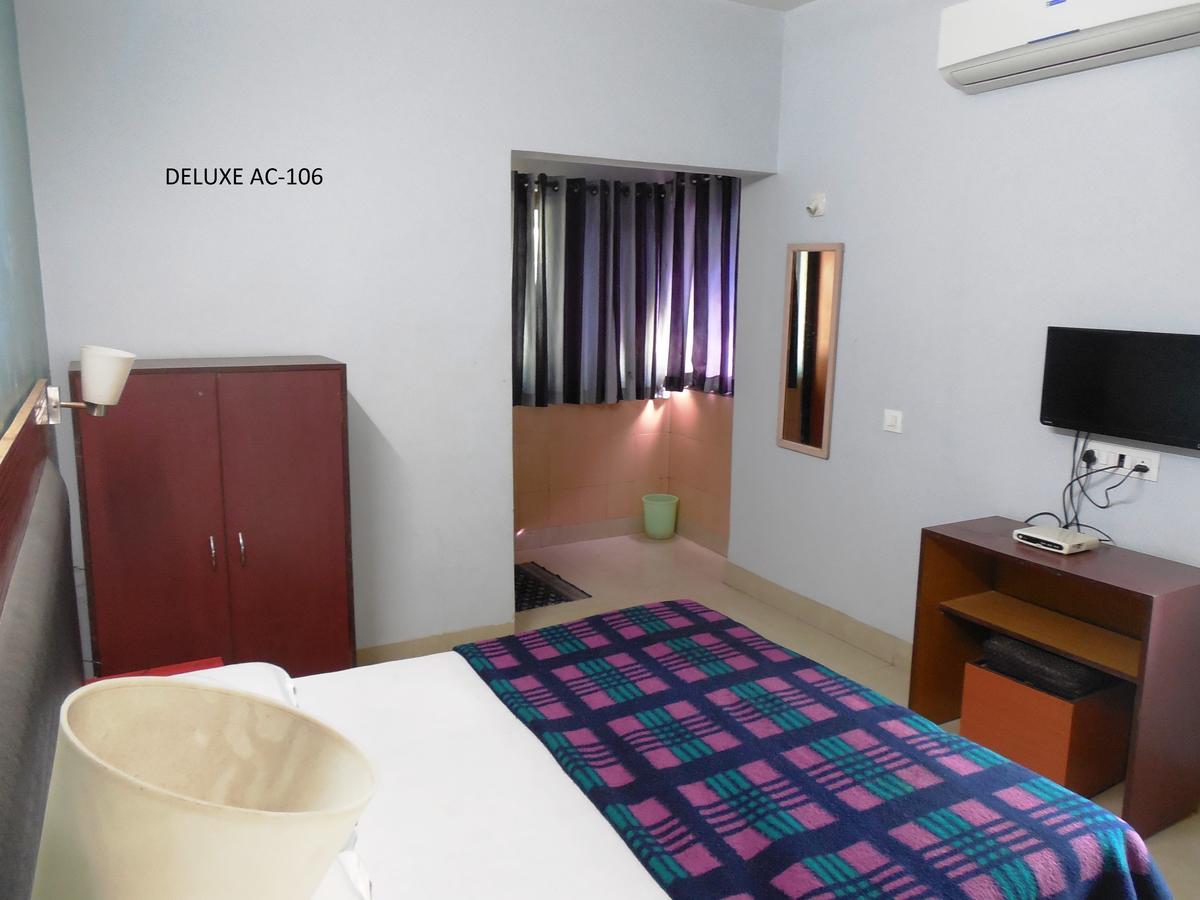 Hotel Silver Springs 아흐메다바드 외부 사진