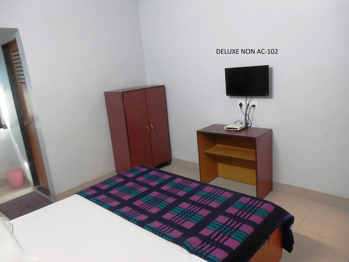 Hotel Silver Springs 아흐메다바드 외부 사진