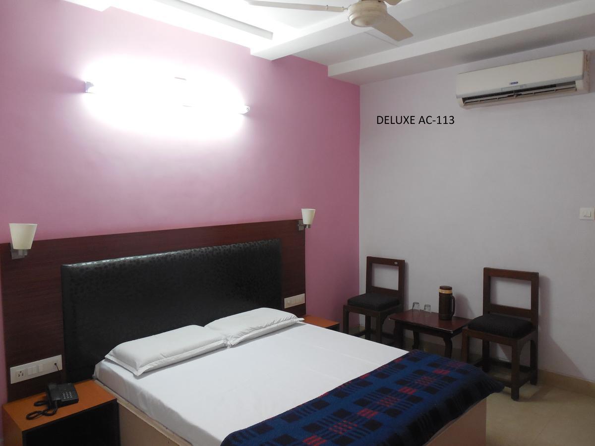 Hotel Silver Springs 아흐메다바드 외부 사진