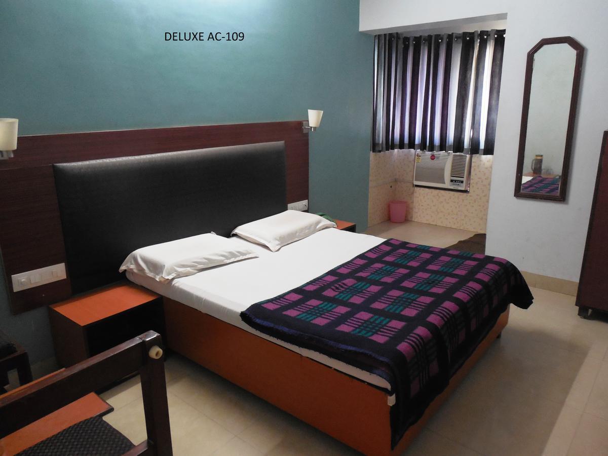 Hotel Silver Springs 아흐메다바드 외부 사진