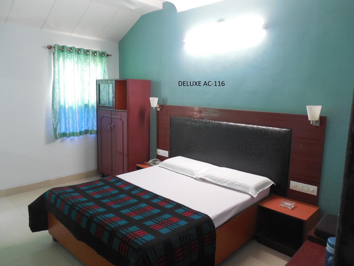 Hotel Silver Springs 아흐메다바드 외부 사진