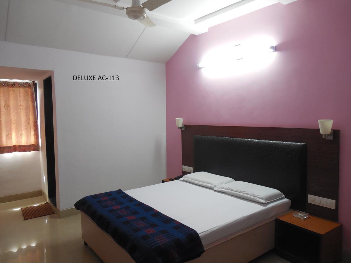 Hotel Silver Springs 아흐메다바드 외부 사진