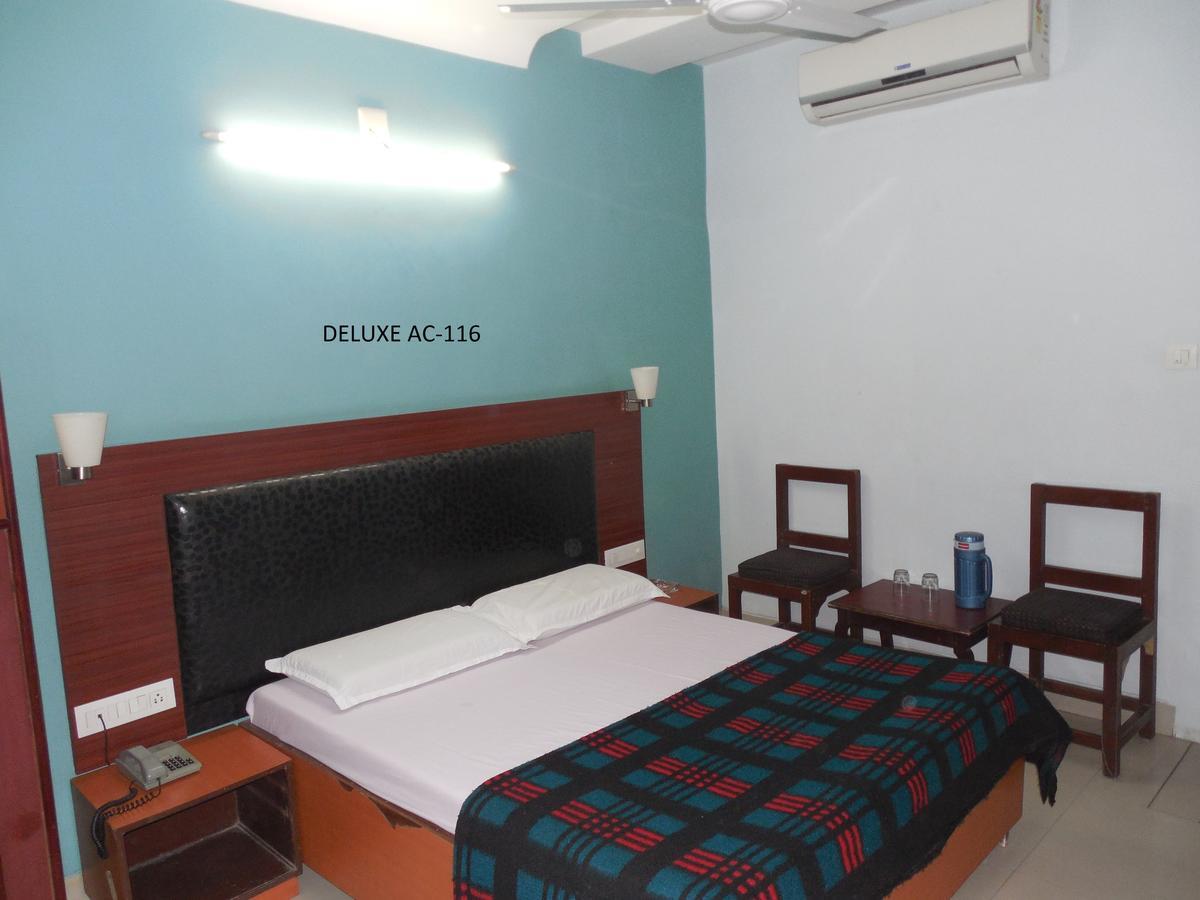 Hotel Silver Springs 아흐메다바드 외부 사진